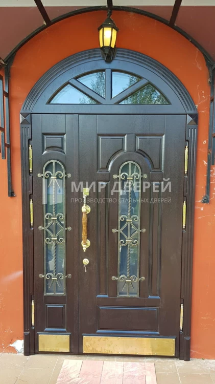 Арочная дверь с фрамугой со стеклом - фото