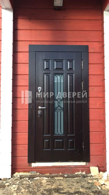 Уличная дверь остеклённая с ковкой для дома - фото