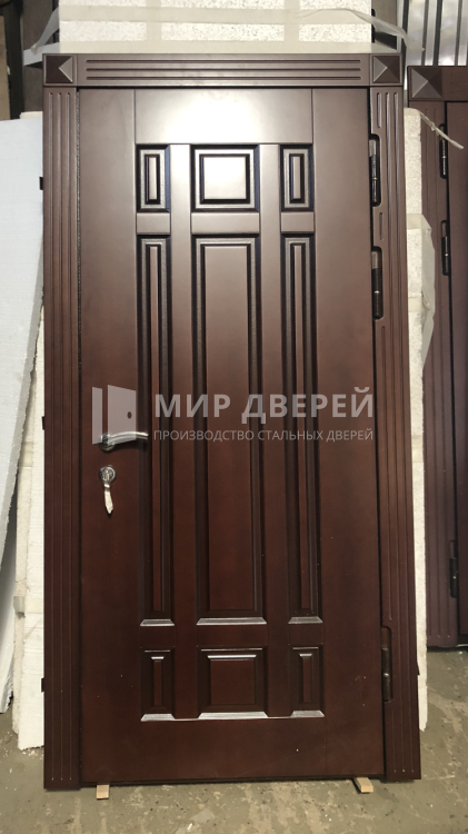 Дверь из филёнки коричневого цвета - фото