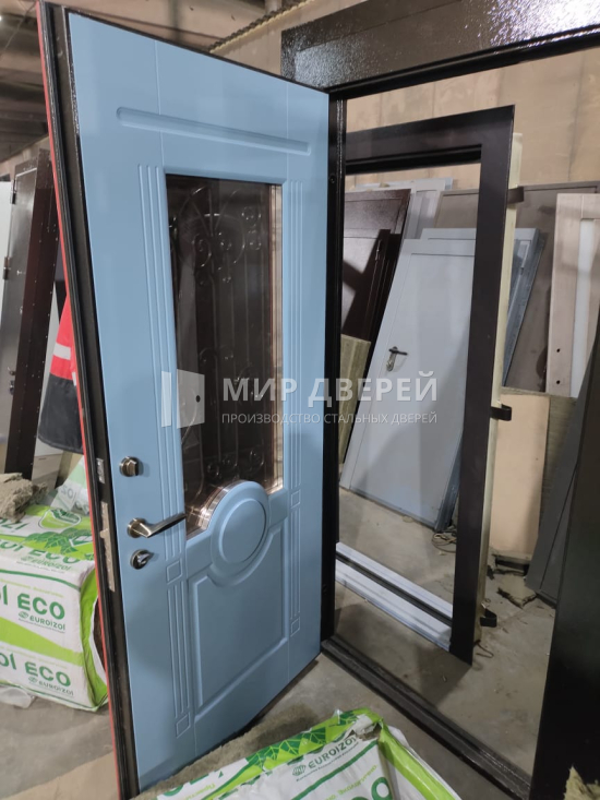 Дверь с ковкой голубого цвета внутри - фото